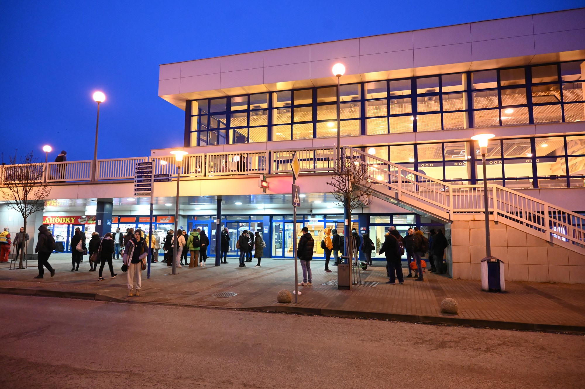 Mužský hlas nahlásil na linku 112 po 15.00 h uloženie bomby v nemocnici v Trnave a Galante, na poliklinikách v Seredi a Trnave a na trnavskej železničnej stanici.