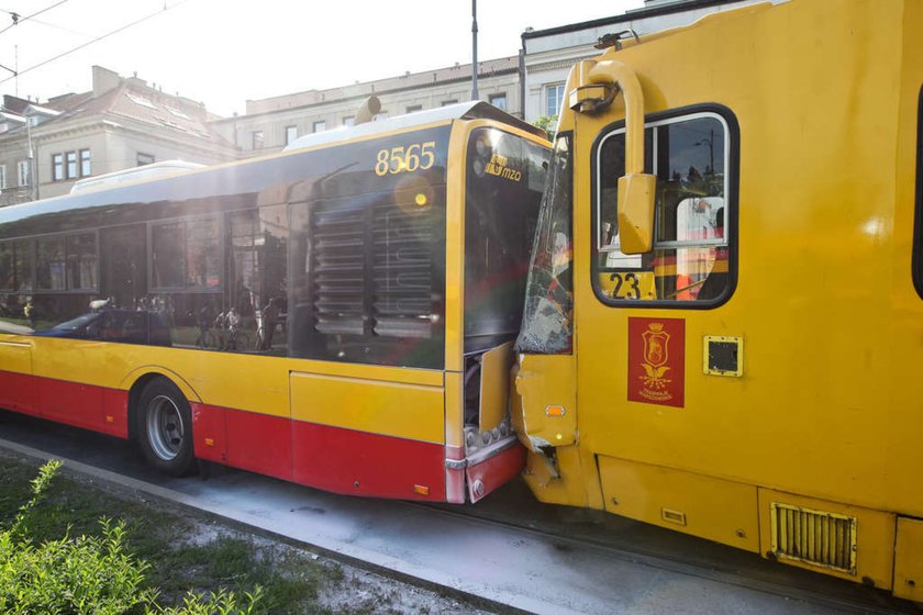 Autobus zderzył się z tramwajem. Wypadek w Warszawie