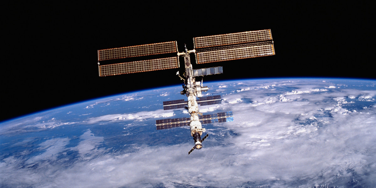 Międzynarodowa Stacja Kosmiczna (ISS) sfotografowana przez jednego z członków załogi STS-105 (Space Transportation System) po oddzieleniu się wahadłowca Discovery od ISS.