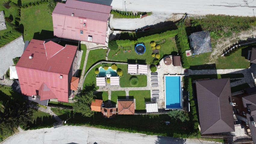 Selo Katići nalazi se na preko hiljadu metara nadmorske visine na planini Mučanj