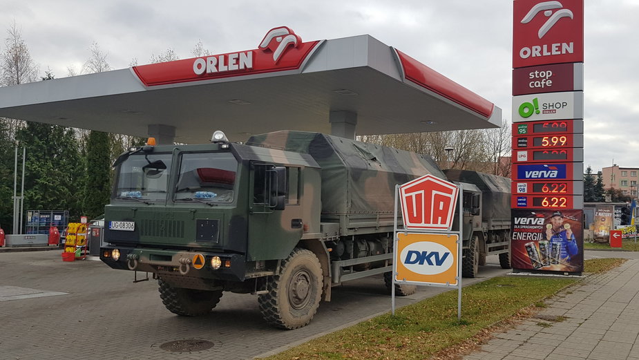 Wojskowe ciężarówki tankują na Orlenie w Hajnówce
