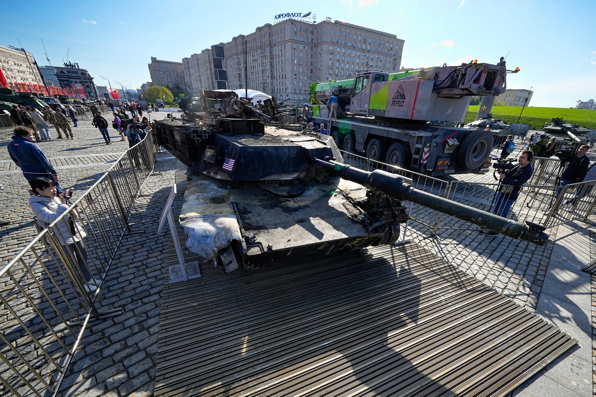 V Moskve vystavili západnú vojenskú techniku ukoristenú počas vojny na Ukrajine.