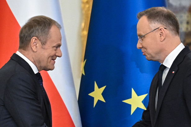 Prezydent Andrzej Duda (P) i premier Donald Tusk (L) na posiedzeniu Rady Gabinetowej