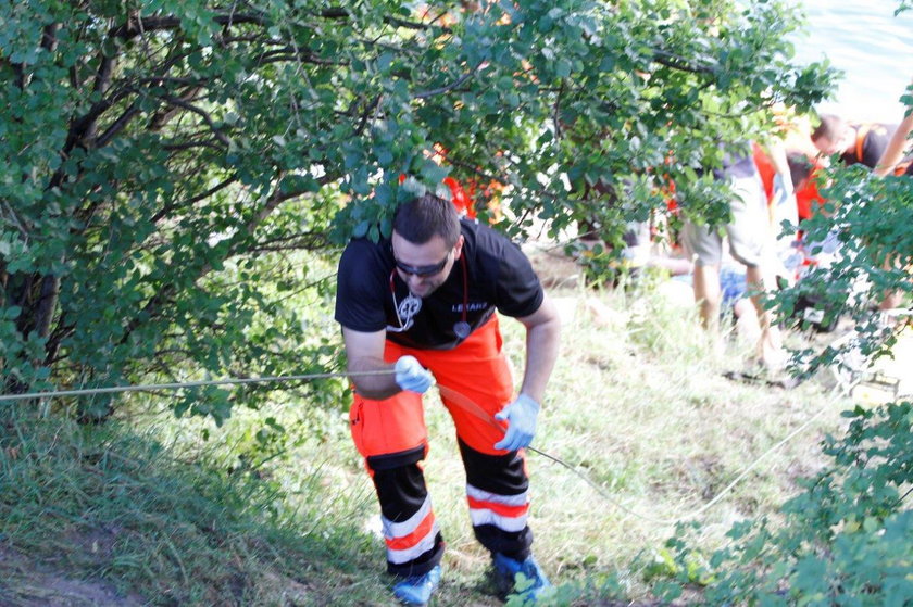 Auto stoczyło się do wody. Ratownicy walczyli o życie kierowcy