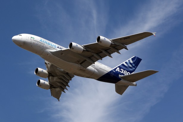 Airbus zalecił liniom lotniczym kontrolę silników Rolls-Royce w samolotach A380, po tym jak maszyna tego typu latająca w barwach australijskich linii Qantas straciła jeden ze swych silników.