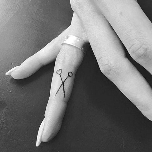 tetoválás, tetkó, tetoválás ujjra, tetoválás ujjra, miniatűr tetoválás, rihanna, cara delevingne