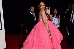 Im dziwniej tym głośniej? Rihanna myjką, Madonna torreadorem, a Sia jak biały pudel [ZDJĘCIA]