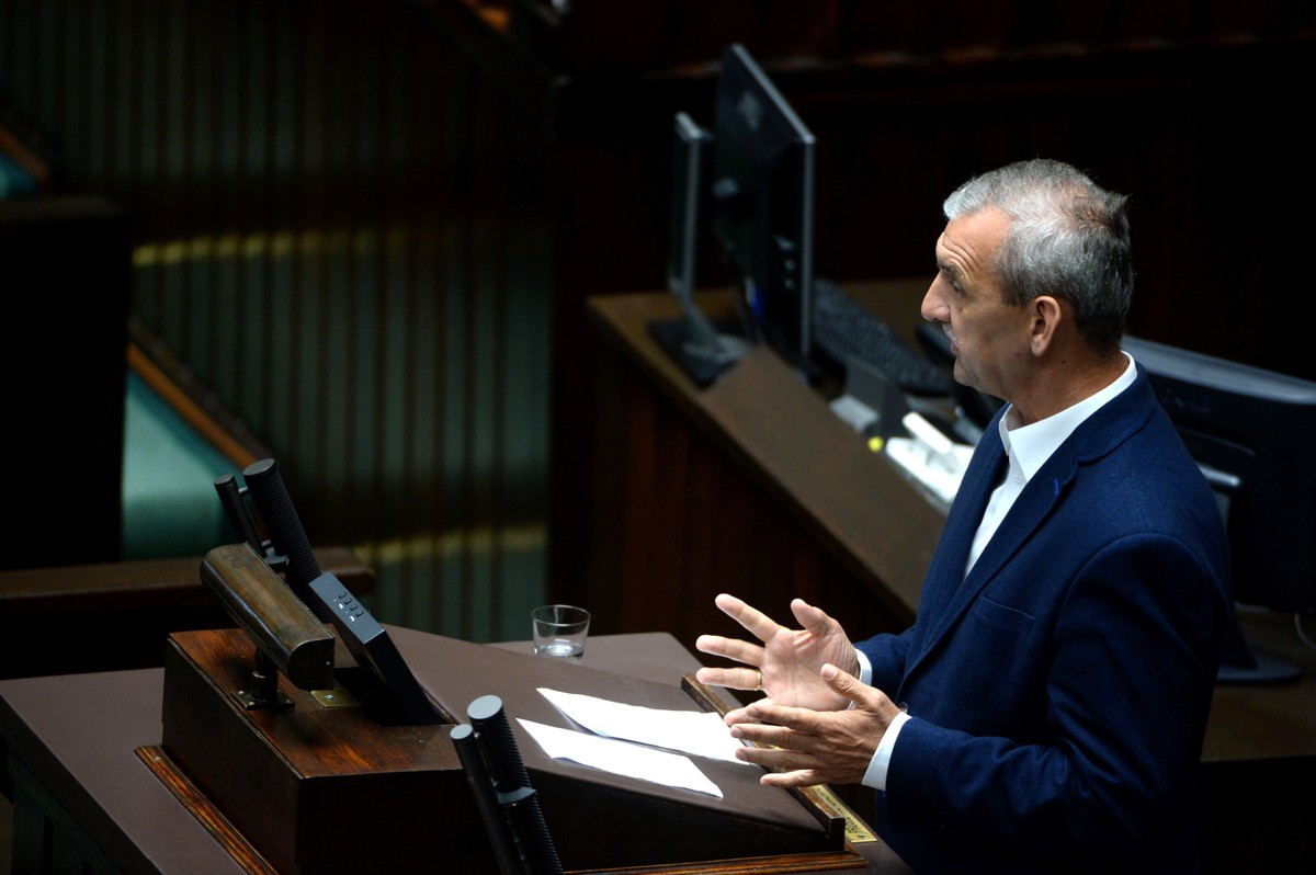 Broniarz dodał, że "zapowiedź dodatku 500+ dla nauczycieli dyplomowanych, którzy otrzymają wyróżniającą ocenę pracy, traktujemy jako nieporozumienie i składanie deklaracji na wyrost, bowiem dodatek w tej wysokości ma obowiązywać dopiero od 2022 roku"