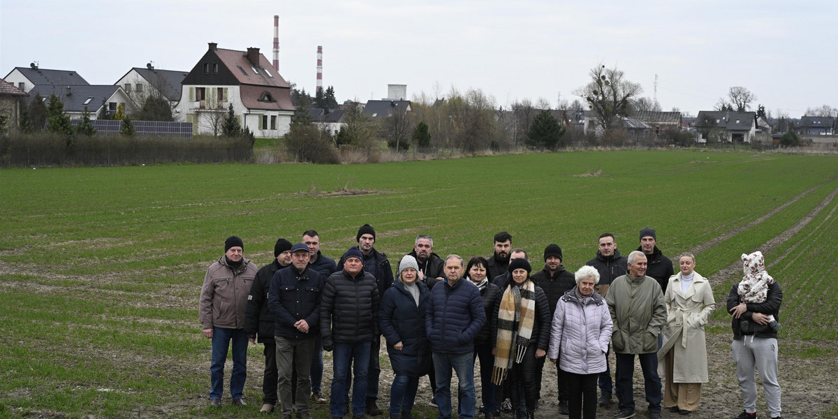 Mieszkańcy Siechnic są podzieleni. Na zdjęciu część osób przeciwnych ograniczeniu gęstości zabudowy.