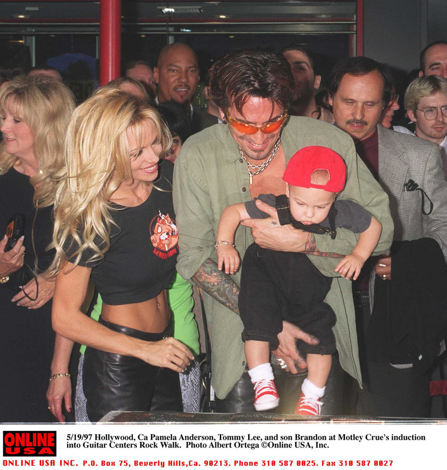 Pamela Anderson i Tommy Lee z synem Brandonem (1997)