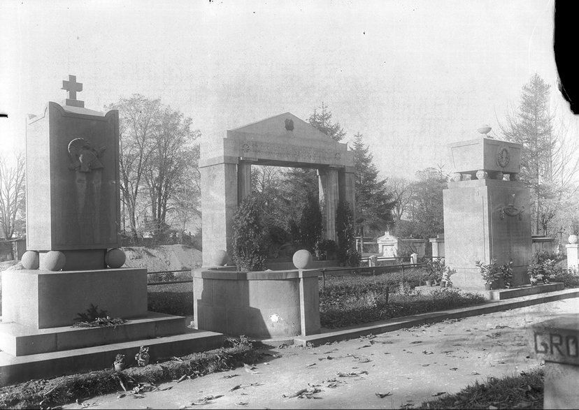Grobowiec Zygmunta Zielińskiego (z lewej) i grobowiec Rokitniańczyków (z prawej). 1928 r. Źródło: NAC.