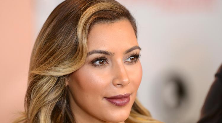 Kim Kardashian új színt hoz a divatba