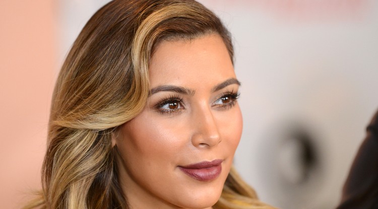 Csak a feneke látszik - Furcsán reklámozza Kim Kardashian a legújabb termékeit