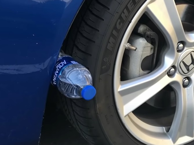 Flaša u automobilu