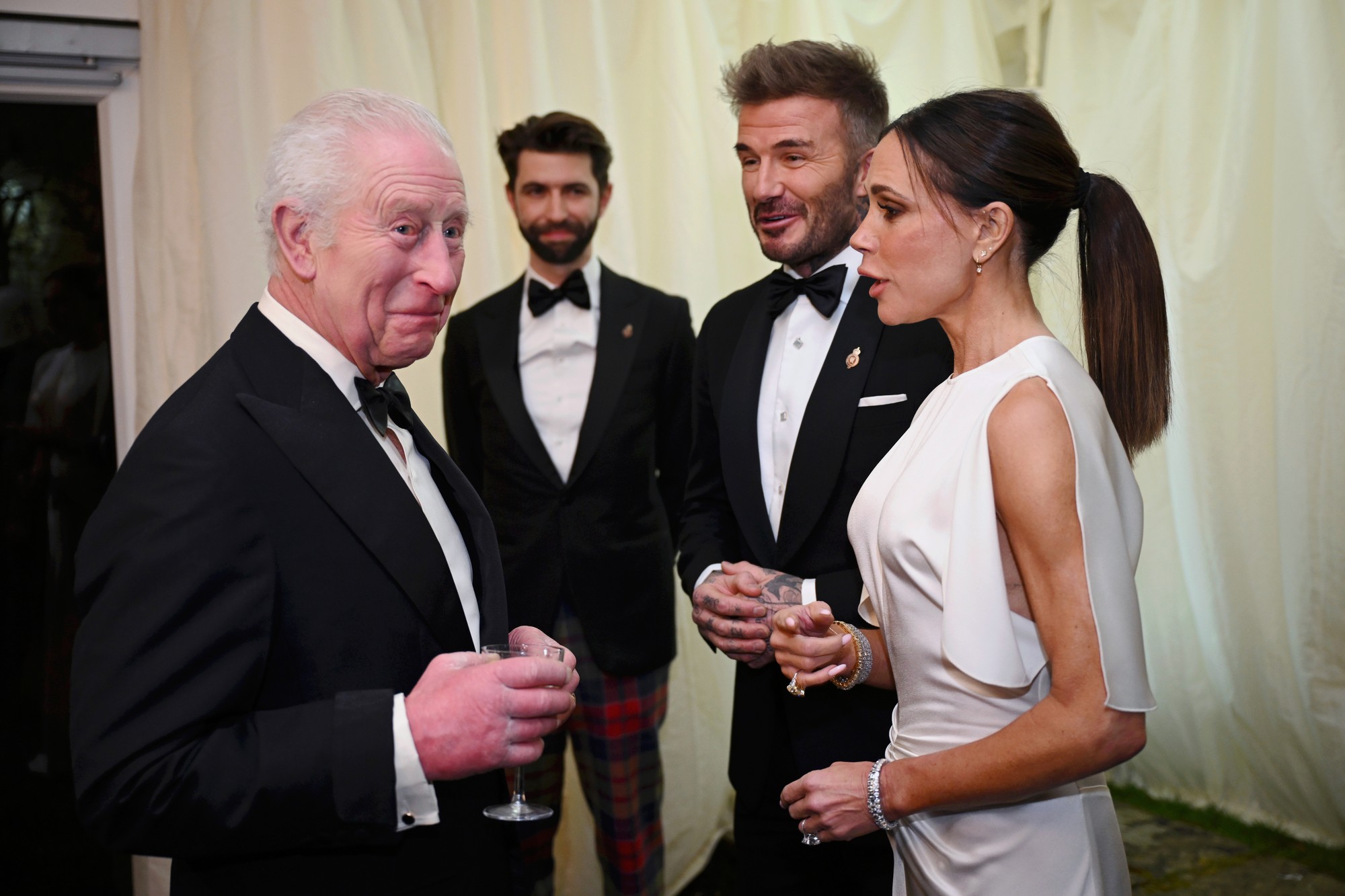 Kráľ Karol III. a exfutbalista David Beckham spolu s manželkou Victoriou.
