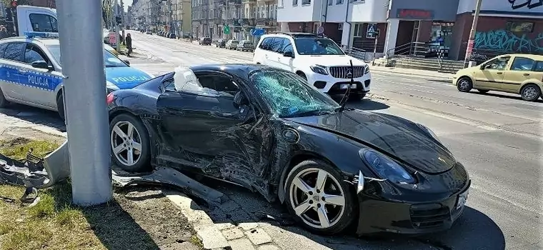 Porsche rozbite we Wrocławiu. Auto uderzyło w latarnię