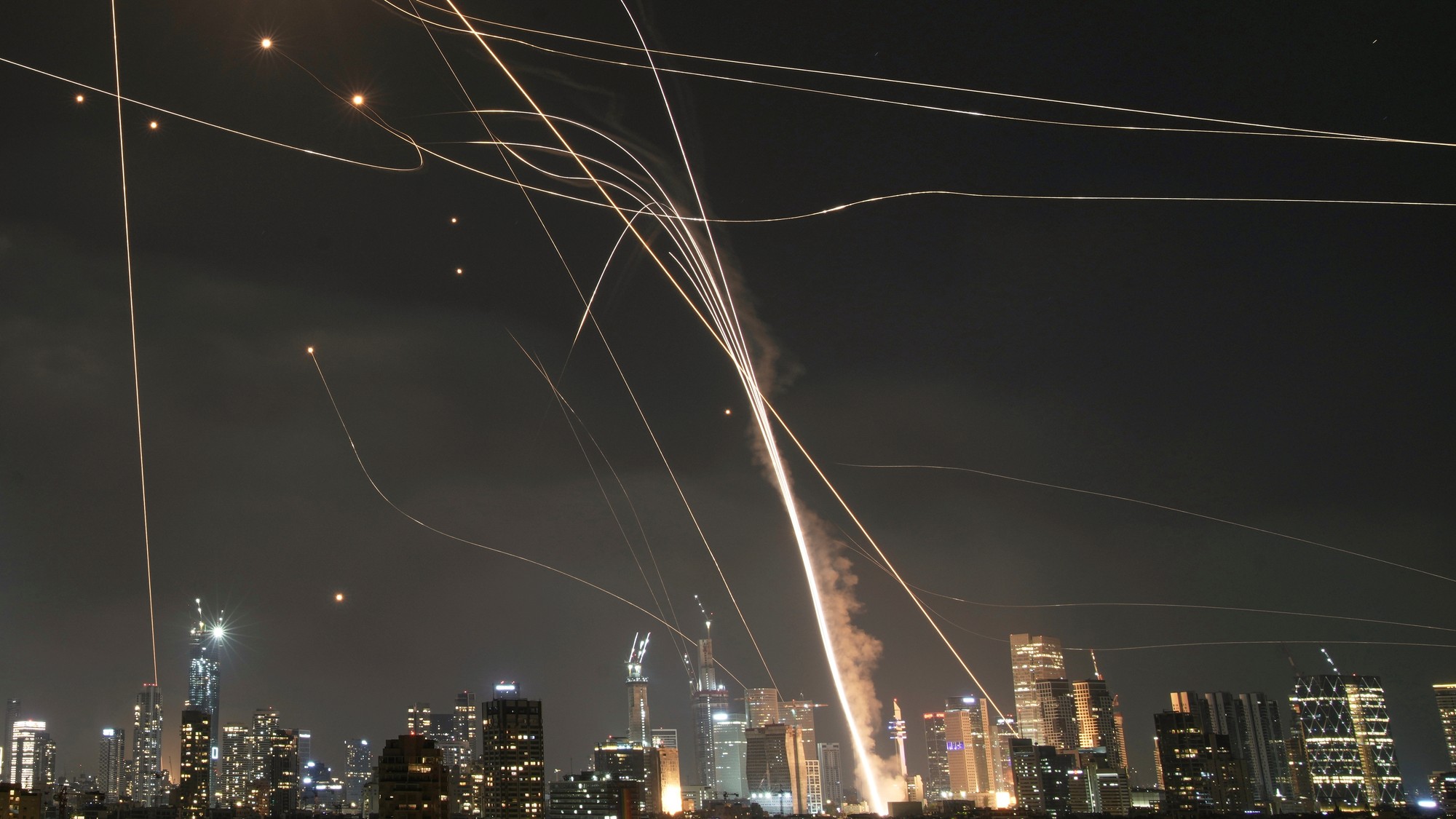 Izraelský systém protivzdušnej obrany Iron Dome odpálil rakety nad Tel Avivom.