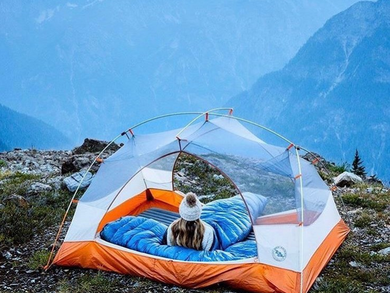 Przezroczysty namiot. Odważysz się przespać w nim w środku lasu?