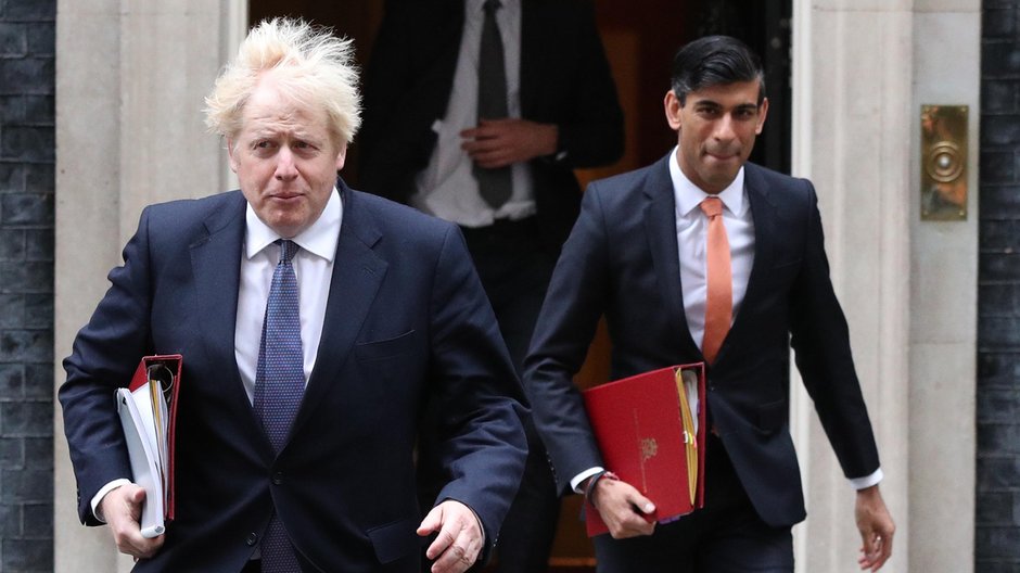 Premier Boris Johnson i były minister finansów Rishi Sunak