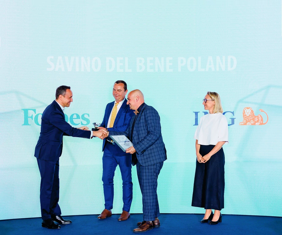 Nagrodę Adrianowi Bellgrau, prezesowi zarządu, i Luigiemu Turco (Savino Del Bene Poland) wręcza Andrzej Ostrowski, dyr. regionalny ds. korporacyjnych, ING Bank Śląski.