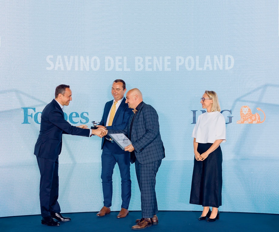 Nagrodę Adrianowi Bellgrau, prezesowi zarządu, i Luigiemu Turco (Savino Del Bene Poland) wręcza Andrzej Ostrowski, dyr. regionalny ds. korporacyjnych, ING Bank Śląski.