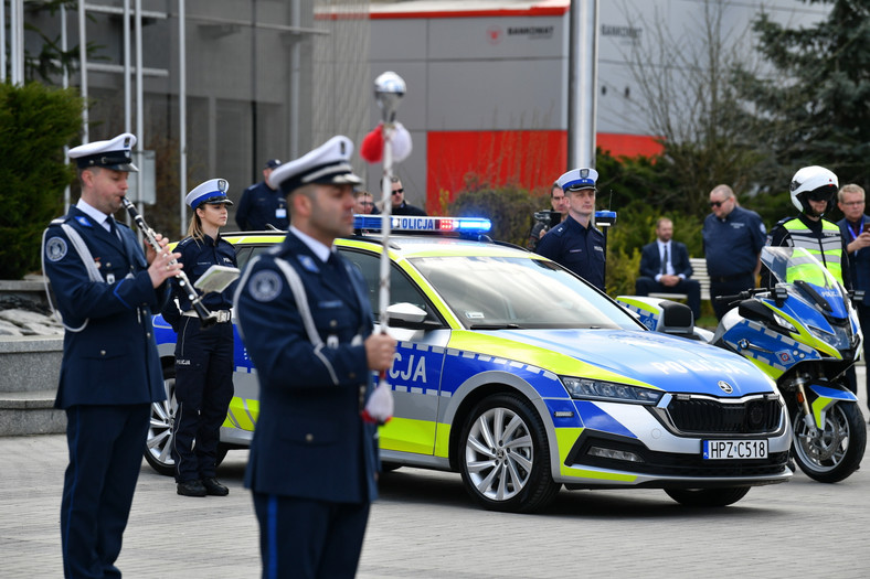 Nowe radiowozy i motocykle polskiej policji