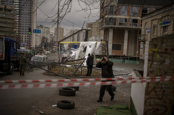 Kijów. Policjanci przeprowadzają inspekcję terenu