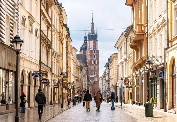 Kontrowersyjna sesja w centrum Krakowa. Kobieta pozowała nago na tle paczkomatu