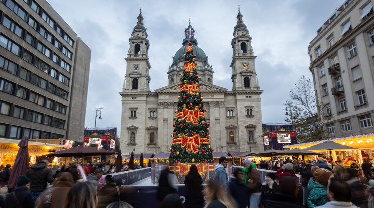 Az adventi vásár a Bazilikánál / Fotó: MTI/Mohai Balázs