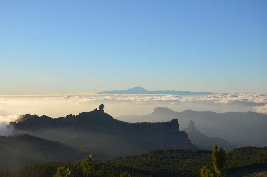 Widok z Pico de las Nieves. W oddali Roque Nublo, Roque Bentayga oraz wulkan Teide na Teneryfie.