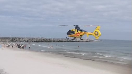 Na plaży w Kołobrzegu lądował helikopter Lotniczego Pogotowia Ratunkowego