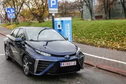 Tesla S kontra Toyota Mirai: akumulatory czy wodór?