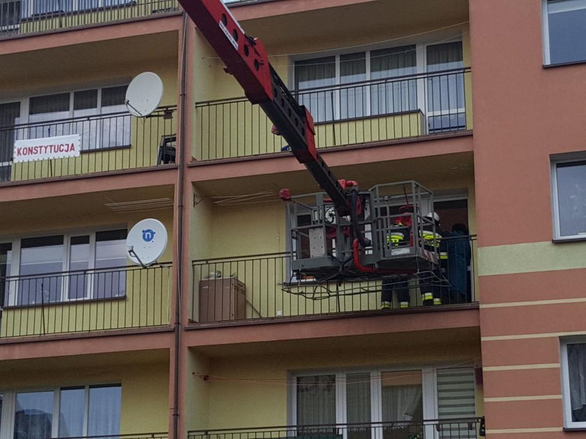 Dwulatek zamknął mamę na balkonie. Pomógł miś strażak