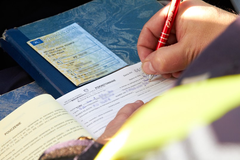 Powodów do zatrzymania dowodu rejestracyjnego samochodu jest co najmniej kilka. Policjant odbierze dokument, jeżeli stwierdzi (lub będzie miał uzasadnione przypuszczenie), że pojazd zagraża bezpieczeństwu, porządkowi ruchu lub narusza wymagania ochrony środowiska. Mundurowy zabierze też dokument mimo aktualnych badań technicznych. Dlaczego?