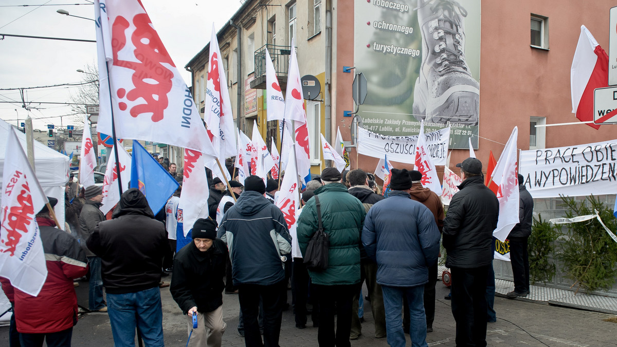 Dziewiąty dzień protestują zwalniani pracownicy likwidowanych Lubelskich Zakładów Przemysłu Skórzanego (LZPS) z Grupy Protektor. Sześć protestujących osób opuściło siedzibę spółki, ale okupacja trwa nadal. Na środę zaplanowano kolejne mediacje.