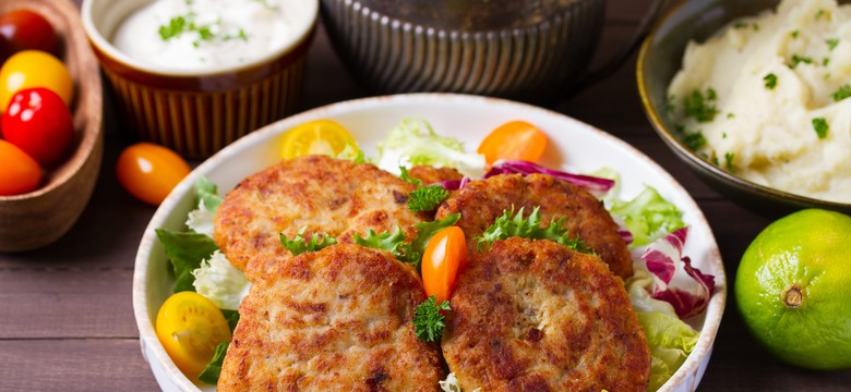 Pyszny obiad na piątek. Podajemy przepis, Ty gotujesz. Kotlety rybne z suszonymi pomidorami