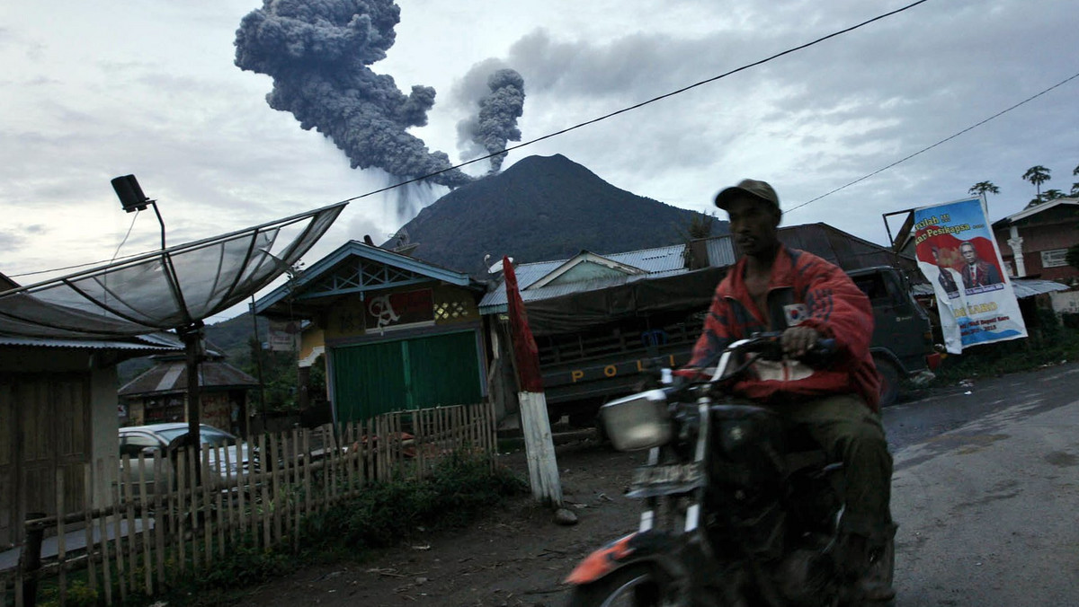 Blisko 30 tysiącom ludzi w dalszym ciągu zagraża wulkan Sinabung na Sumatrze, który przed dwoma dniami wybuchł po raz pierwszy od ponad 400 lat - poinformowały we wtorek indonezyjskie władze. Wulkanolodzy ostrzegają, że może dojść do kolejnej erupcji.