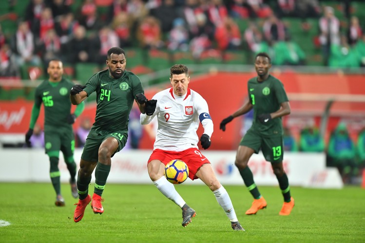 Robert Lewandowski (P) i Brian Idowu (L)