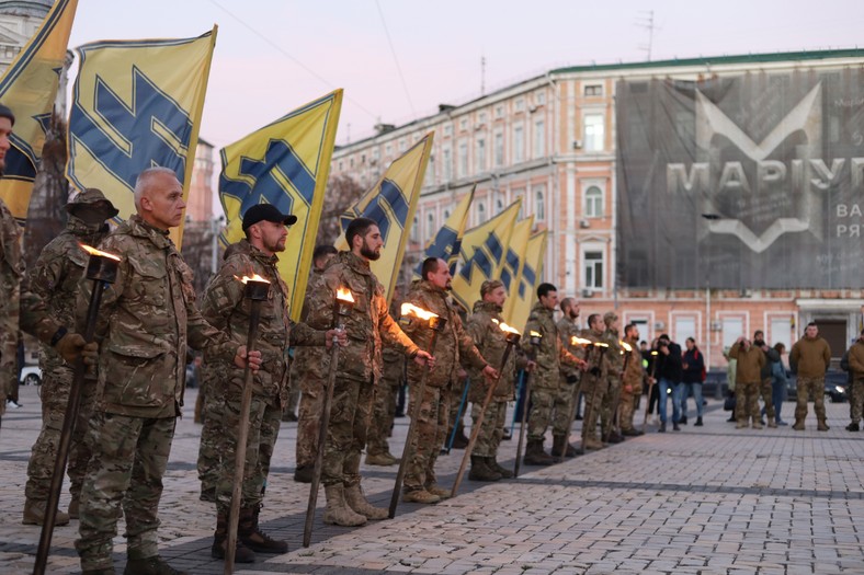 Dowódca 3 korpusu zdobywał doświadczenie w jednostce AZOW. Na zdjęciu podczas marszu z pochodniami w Kijowie w 2022 r.