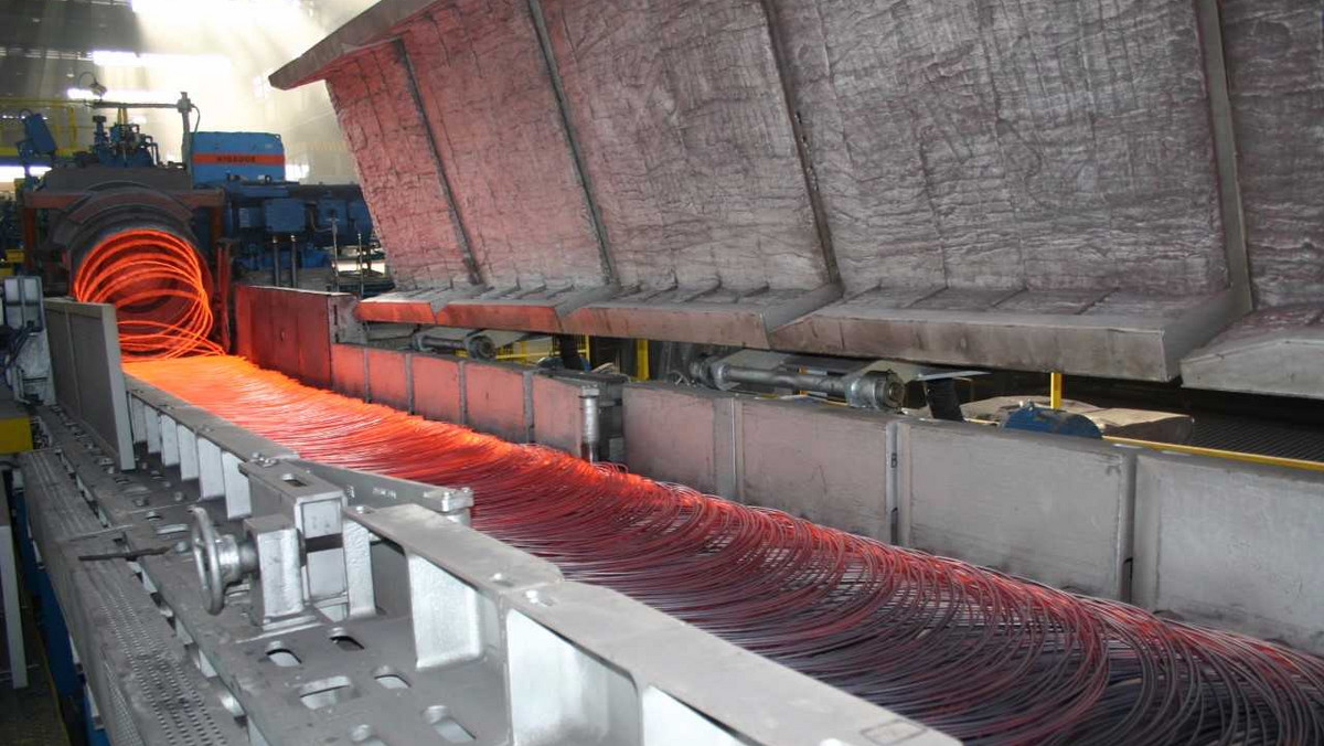 ArcelorMittal Poland ogłosił dziś, że planuje tymczasowo wstrzymać pracę części surowcowej w krakowskiej hucie, czyli wielkiego pieca i stalowni. Jak zapowiedział prezes spółki Geert Verbeeck, zamknięcie nastąpi we wrześniu i potrwa "miesiące lub kwartały".