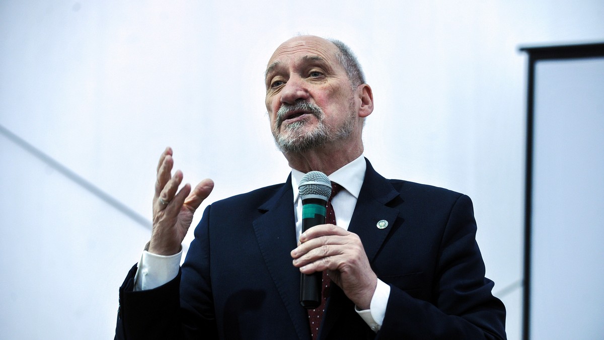 Minister obrony Antoni Macierewicz ocenił, że plany podpisania bilateralnego traktatu dotyczącego obronności pomiędzy Polską a Wielką Brytanią "to przełom w naszych relacjach".