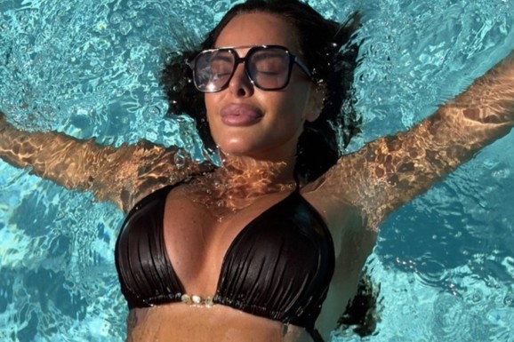 LUKS VILA, SUNČANJE NA BRODU, PA OPASAN BIKINI! Bivša žena Ace Lukasa i Željka Šašića objavom pokrenula buru na mrežama: Tek da je vidite u izazovnom izdanju u liftu (FOTO)