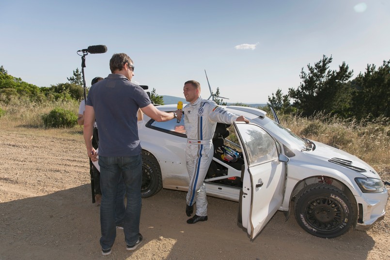 Na Sardynii napastnik narodowej drużyny Niemiec spędził jeden dzień z zespołem kierowców Volkswagena. Siedząc Jari-Matti Latvali w polo R WRC, Podolski po raz pierwszy wcielił się w rolę pilota rajdowego. Razem przejechali trzy razy, liczącą ponad sześć kilometrów, szutrową trasę w pobliżu Oristeo. Na koniec testów duet Latvala/Podolski uzyskał nawet najlepszy czas dnia...