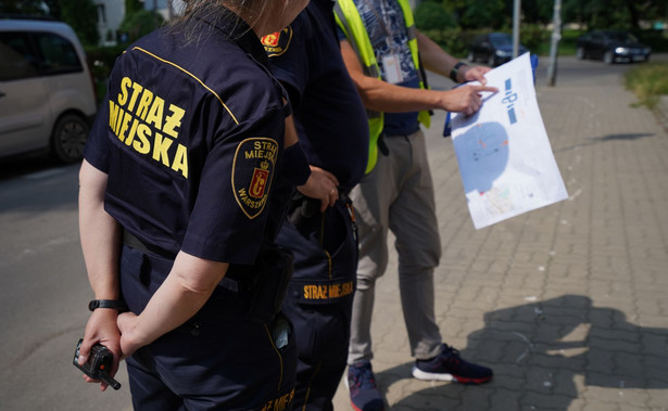 Parkowanie na chodniku i nowe oznakowanie w Warszawie