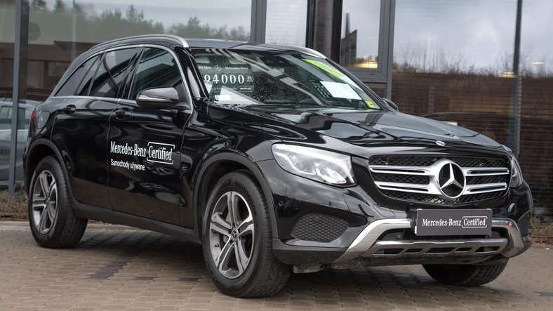 Mercedes GLC 220d, 2018 r., przebieg 19 500 km. Modny SUV za rozsądne pieniądze – z rynku wtórnego! To GLC ma niewielki przebieg. W wyposażeniu: 9-stopniowy „automat”, pakiet stylistyczny offroad oraz 18-calowe alufelgi. CENA 179 900 zł