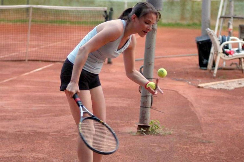 Anna Dereszowska gra w tenisa