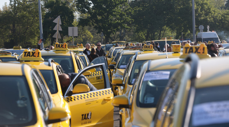 Az Uberrel közös feltételeket akarnak a taxisok /Fotó: Gy. Balázs Béla