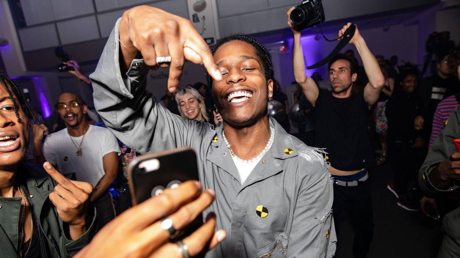 Samo Asap Rocky izgleda kao car u marami tvoje babe