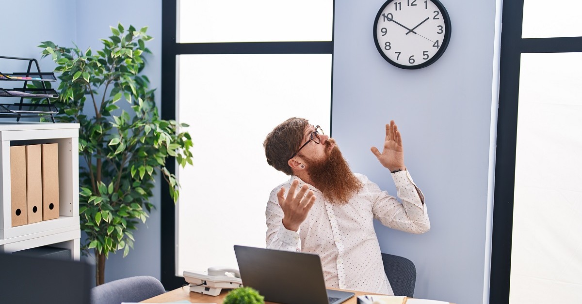 Czy jutro jest zmiana czasu na zimowy w Polsce? Z której na którą przestawiamy zegarki? Śpimy godzinę dłużej czy krócej?