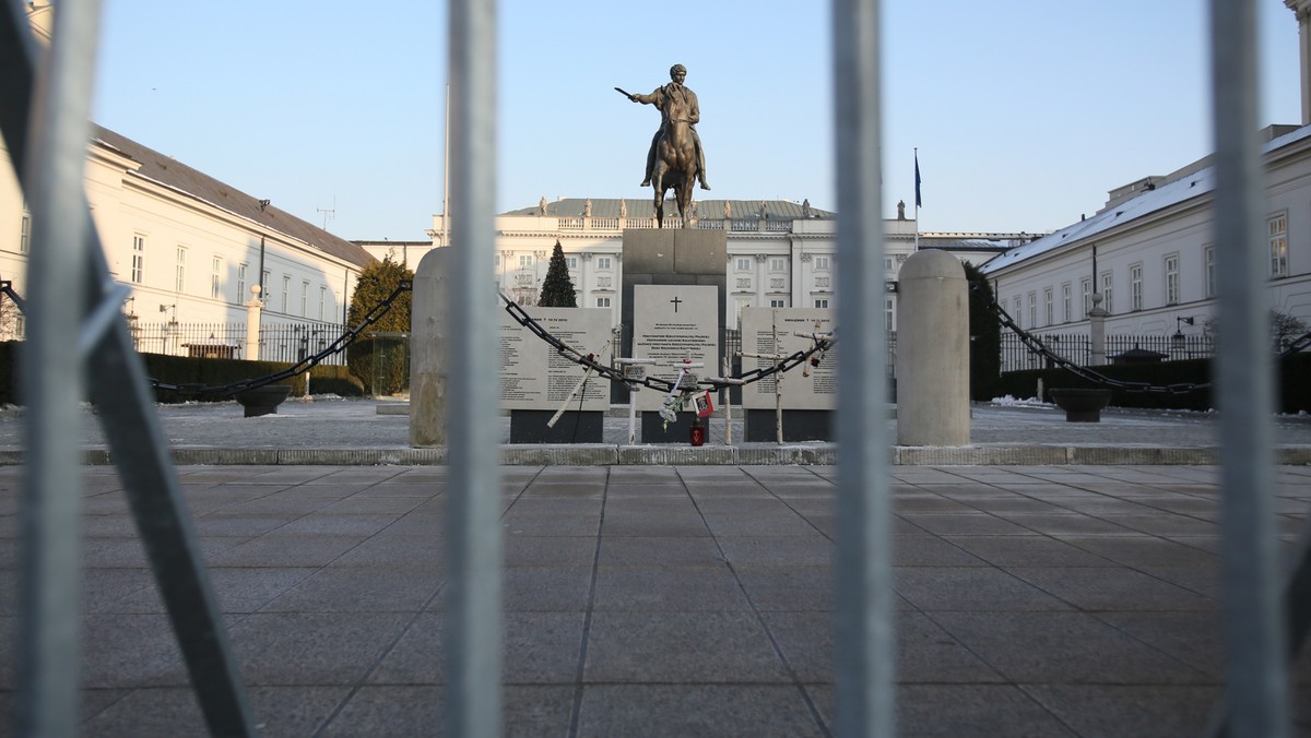 Przed Pałacem Prezydenckim w Warszawie pojawiły się barierki